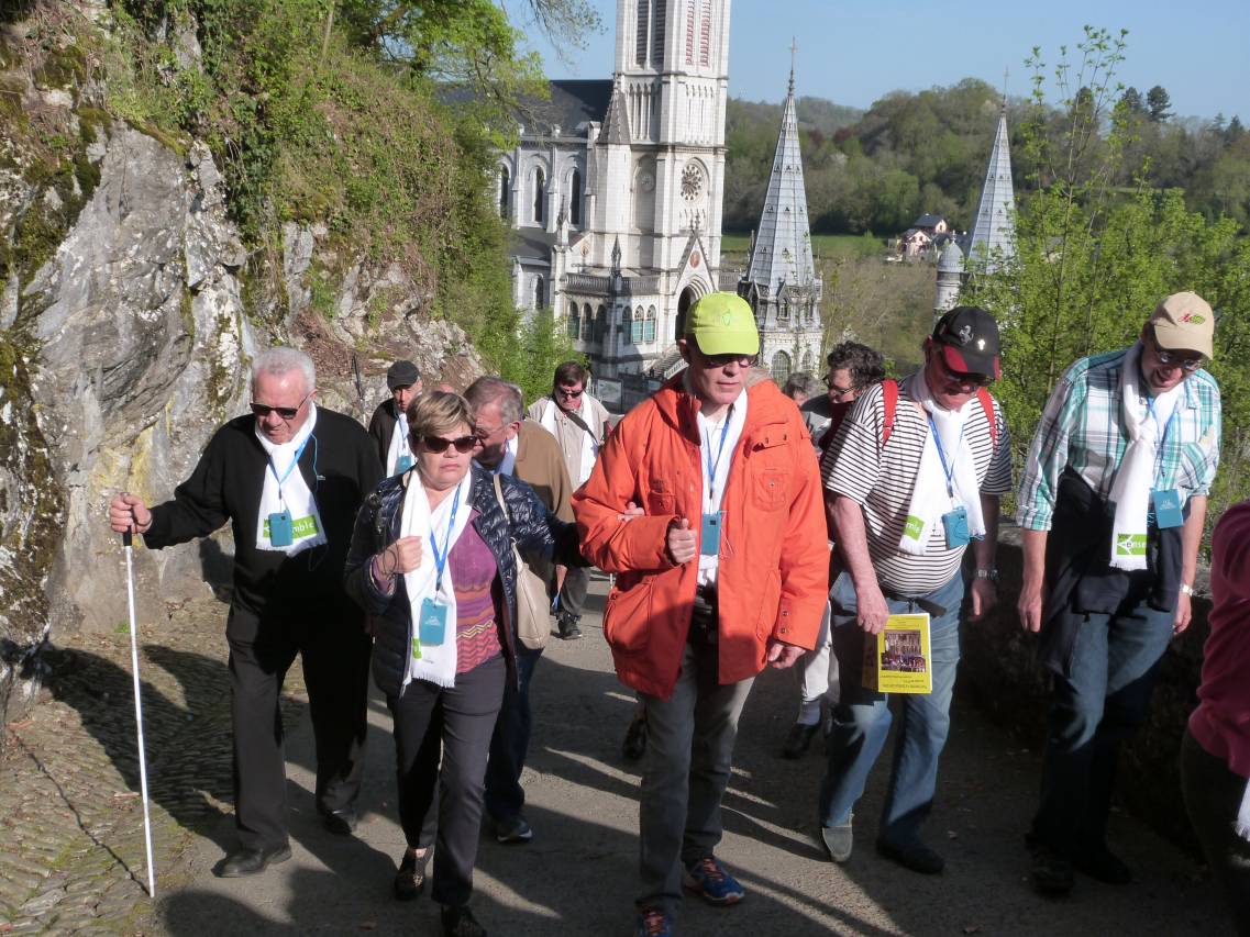 Photo de pèlerins de Voir Ensemble à Lourdes lors du chemin de croix dans la Montagne